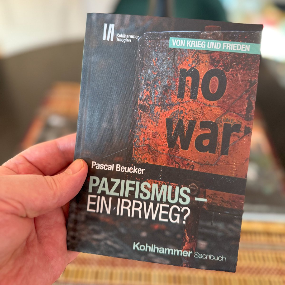 PascalBeucker's tweet image. „Bei aller Kritik an dessen aktuellen Ausformungen ist Beuckers Buch dennoch ein leidenschaftliches Plädoyer für den Pazifismus - allerdings für einen, der sich von den herrschenden Verhältnissen nicht dumm machen lässt.“ (konkret 1/2025)
shop.taz.de/product_info.p…