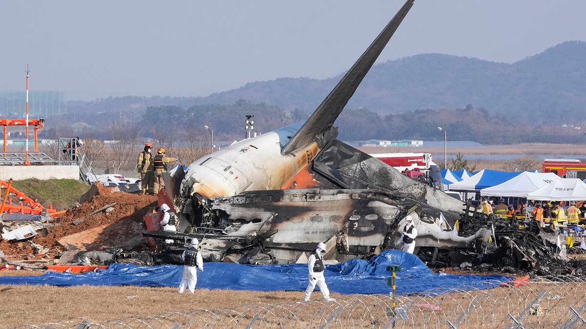 bechoda4's tweet photo. Tragedy as some  could not see the Last Sunday of the Year
Tragedy as some passengers could not see the last Sunday of the year passenger jet crashed upon landing in South Korea, resulting in the presumed deaths of all 179 passengers and crew except for two survivors rescued from the wreckage. The Jeju Air flight was landing at Muan International Airport when it went off the runway and crashed into a wall. The Boeing 737 aircraft had 175 passengers and six crew members aboard and had taken off from Bangkok. The official death toll has been steadily rising since the crash.