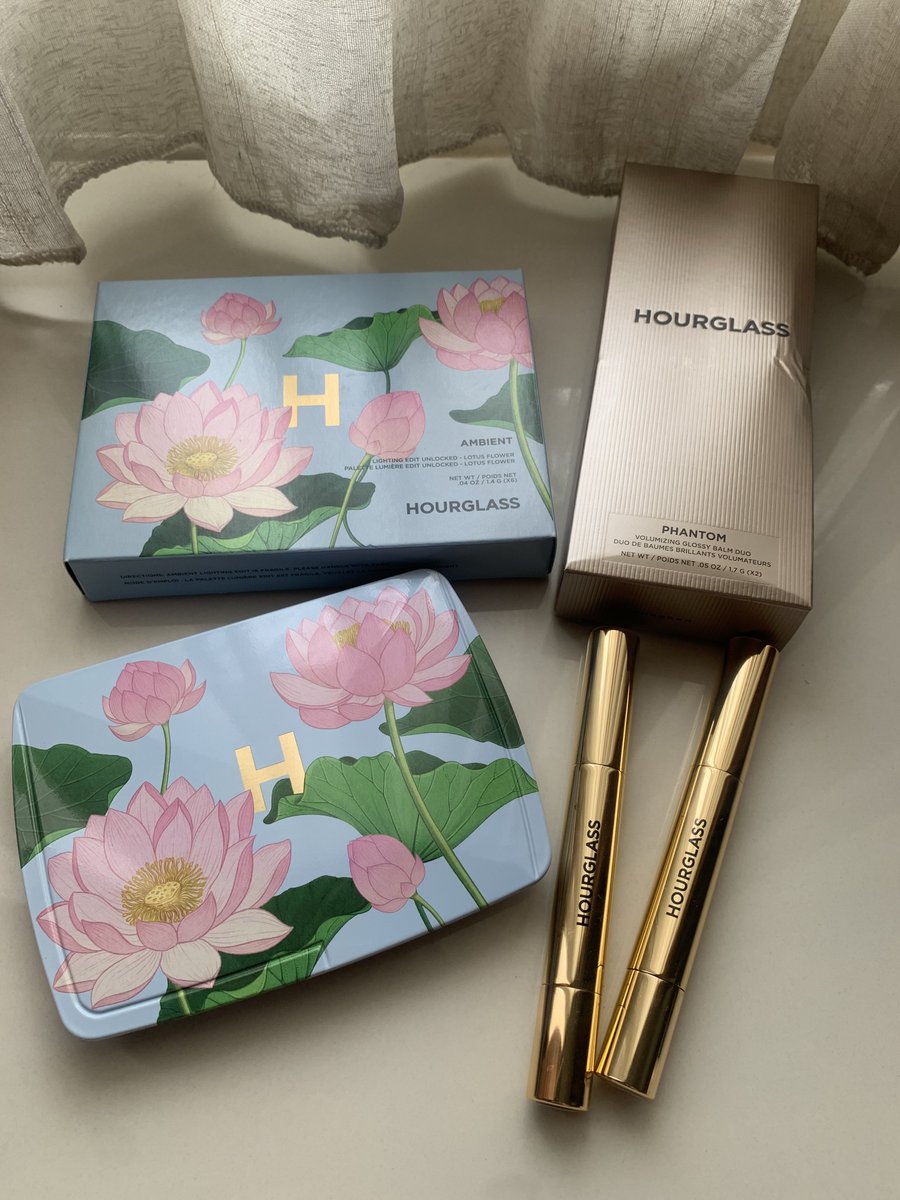 xdaysea's tweet photo. Hourglass 2024 Holiday Palette🐉🧿🪷
Custom dragon tp luarnya lotus💗
&amp; Phantom Glossy Balm Duo 

My 3rd palette from hourglass
Starting to really like their finishing powder 🤭♥️ 
Also forever in love with their glossy balms! https://t.co/UrgoFbz2K0
