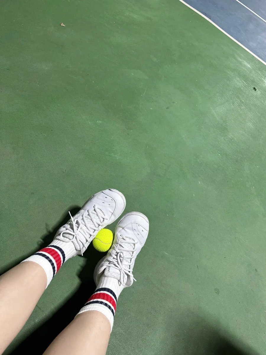 新しいテニスラケットを手にした夜！🌙✨ コートでの一瞬一瞬が忘れられない思い出になる。次のゲームが楽しみ！🎾👟 #テニスの時間 #新しいチャレンジ #スポーツライフ