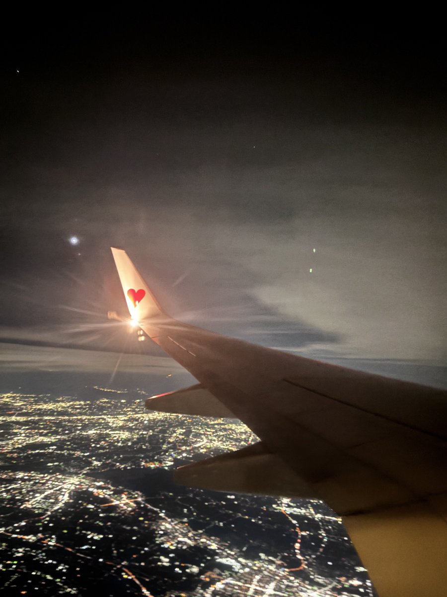 yukku_16's tweet photo. 新千歳とうちゃーく!途中下が真っ白だった〜
東京の夜景も見れて満足〜 #BC727 https://t.co/GCLPROjM74