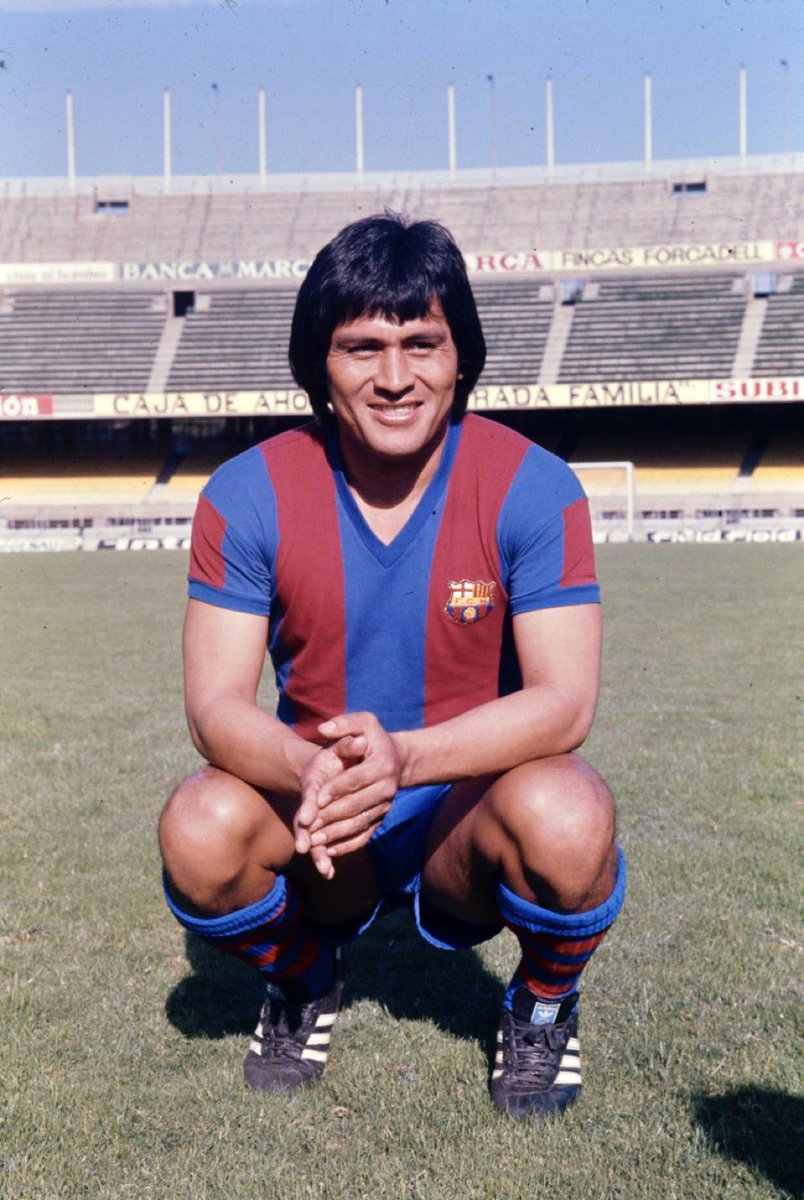 Ambidiestro, pícaro y magnífico.

Hugo Sotil trascendió en una generación dorada plagada de grandes futbolistas, enamoró a los ‘puristas’ del balompié con sus gambetas como nadie mejor lo hacía y dejó un aliancismo indeleble por todo el mundo. 

Descansa en paz, ‘Cholo’ ♾️.