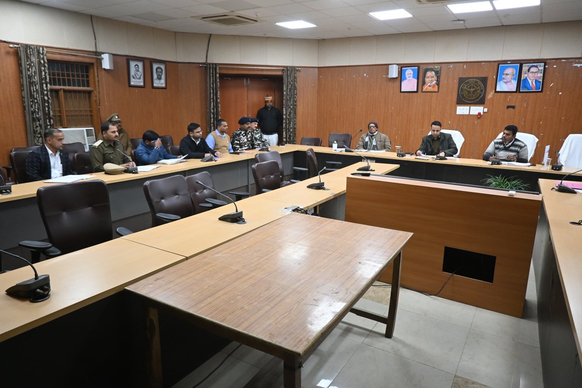 siddharthnagpol's tweet photo. #dmsid1 व #SP_SDR द्वारा एस0एस0बी0 के साथ कलेक्ट्रेट सभागार सिद्धार्थनगर मे नारको को-आर्डिनेशन की बैठक कर संबन्धित को आवश्यक दिशा-निर्देश दिया गया ।
#UPPolice
#siddharthnagpol https://t.co/p5xTJxpz2g