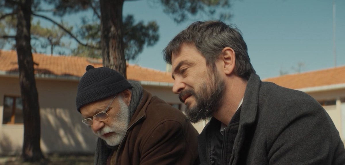 Mutsuz olmak için bir zamanlar 
çok mutlu olmak lazım.
Varlığı olacak ki, sonra yokluğunu
hissedebilesin..
#Gassal