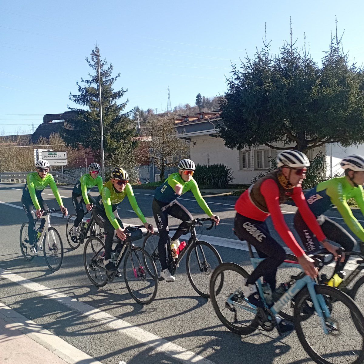[EUS] Egunotan gureak errepidean ikusten badituzu, anima hitzazu, 2025 denboraldia bertan da ta.

[CAS] Si estos días te encuentras a los nuestros por la carretera no dudes en animarlos, la temporada 2025 esta a la vuelta de la esquina.