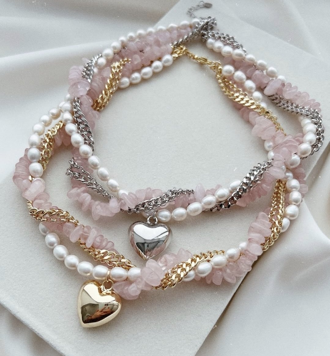 haneulbyeol2610's tweet photo. 목거리 핸드메이드 📿🥰 
하나당 50,000₩
집에서 육아 중인 엄마입니다. 

💎 장식 및 체인 색이 쉽게 변색되지 않습니다.
💎 사진보다 실제가 더 예뻐요.
💎 사이즈 맞추어서 주문 제작 가능합니다.
#handmade
#핸드메이드
#원석팔찌
#진주팔찌
#발찌
#원석
#악세사리
#귀거리
#목거리 https://t.co/hbmPS3CszD