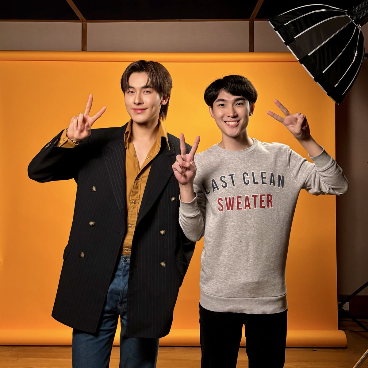 Siravitch_Warmz's tweet photo. ใครไม่รู้จะทำอะไรข้ามปี รายการ 20 ยังจอยอยากชวนมาเคาต์ดาวน์กับ EP.LONGPLAY ‘เคาต์ดาวน์กับชาวบอยกรุ๊ป’ ฟังยาวๆ 4 คนรวด ทั้ง #NayPERSES #HeartBUS #ErwinATLAS และ #GornPROXIE
เจอกันพรุ่งนี้ฮะ!
#20ยังจอยXNayPERSES
#20ยังจอยXHeartBUS
#20ยังจอยXErwinATLAS
#20ยังจอยXGornPROXIE https://t.co/tVe18L6s06