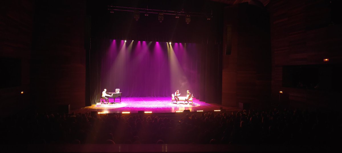 Fantástico el espectáculo de <a href="/LeonViveLaMagia/">León Vive La Magia</a> en un Auditorio de #leonesp abarrotado.
Magia, arte, estética, ilusionismo...bravo!