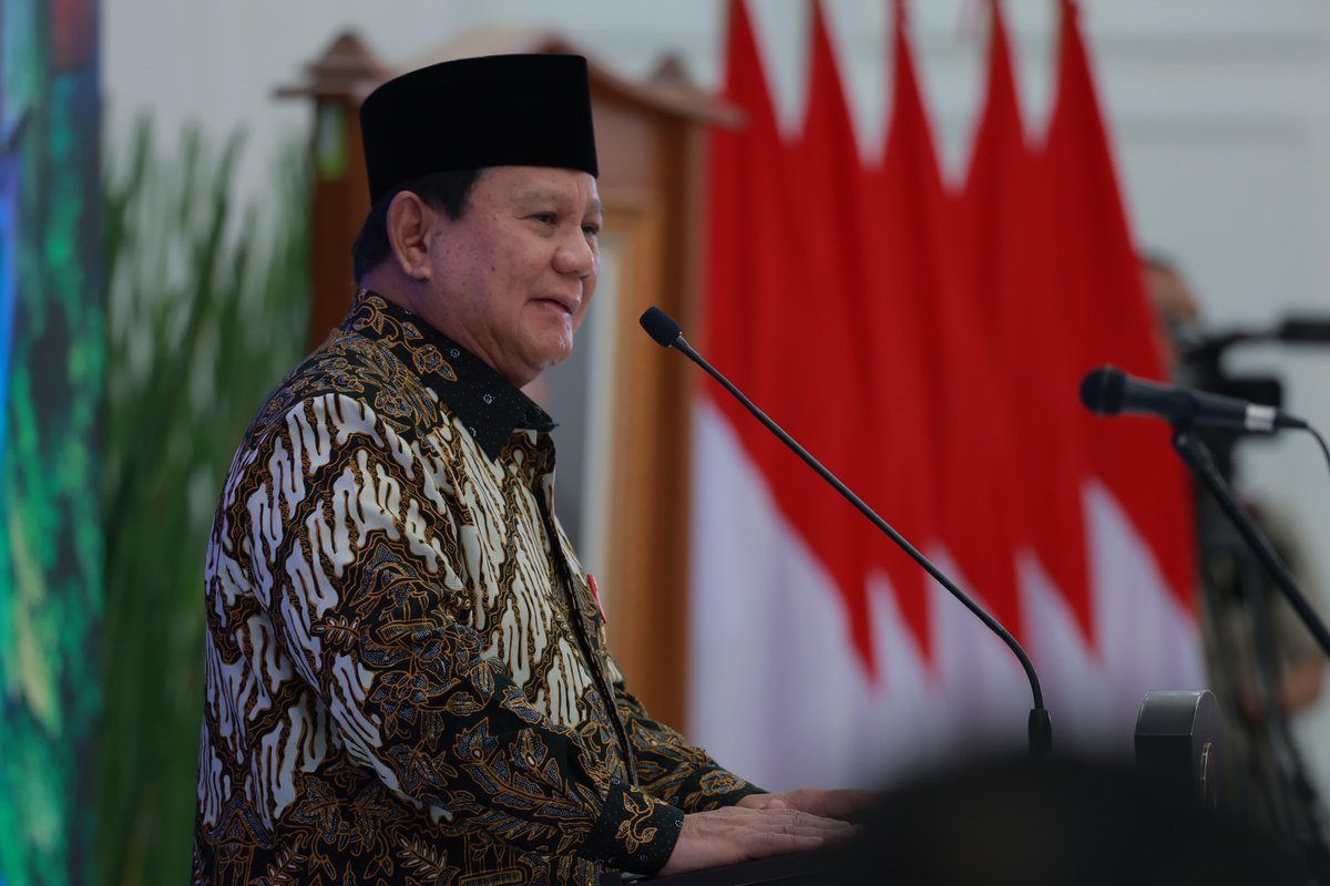 prabowo's tweet photo. Guna memastikan Rencana Pembangunan Jangka Menengah Nasional (RPJMN) tahun 2025-2029 berlangsung efektif, kita perlu menekankan sejumlah pondasi penting  menuju kemajuan bangsa, yakni penurunan persentase kemiskinan menjadi 4,5%, peningkatan Indeks Modal Manusia menjadi 0,59 poin, serta pertumbuhan ekonomi sebesar 8% di tahun 2029.

Untuk mewujudkan target tersebut, pemerintah berkomitmen mengerahkan perlindungan sosial terintegrasi, penguatan layanan pendidikan dan kesehatan, peningkatan kualitas SDM melalui Makan Bergizi Gratis dan pembangunan sekolah unggul, serta pertumbuhan berkelanjutan melalui swasembada pangan, hilirisasi, dan ekonomi hijau dan biru, termasuk melanjutkan proyek strategis nasional dalam lima tahun ke depan, dan memastikan kesejahteraan nasional melalui 17 Program Prioritas dan 8 Program Hasil Terbaik Cepat.

Musyawarah Perencanaan Pembangunan Nasional,
Gedung Bappenas, Jakarta, 30 Desember 2024.

Foto: Dok. Tim Media Presiden Prabowo Subianto