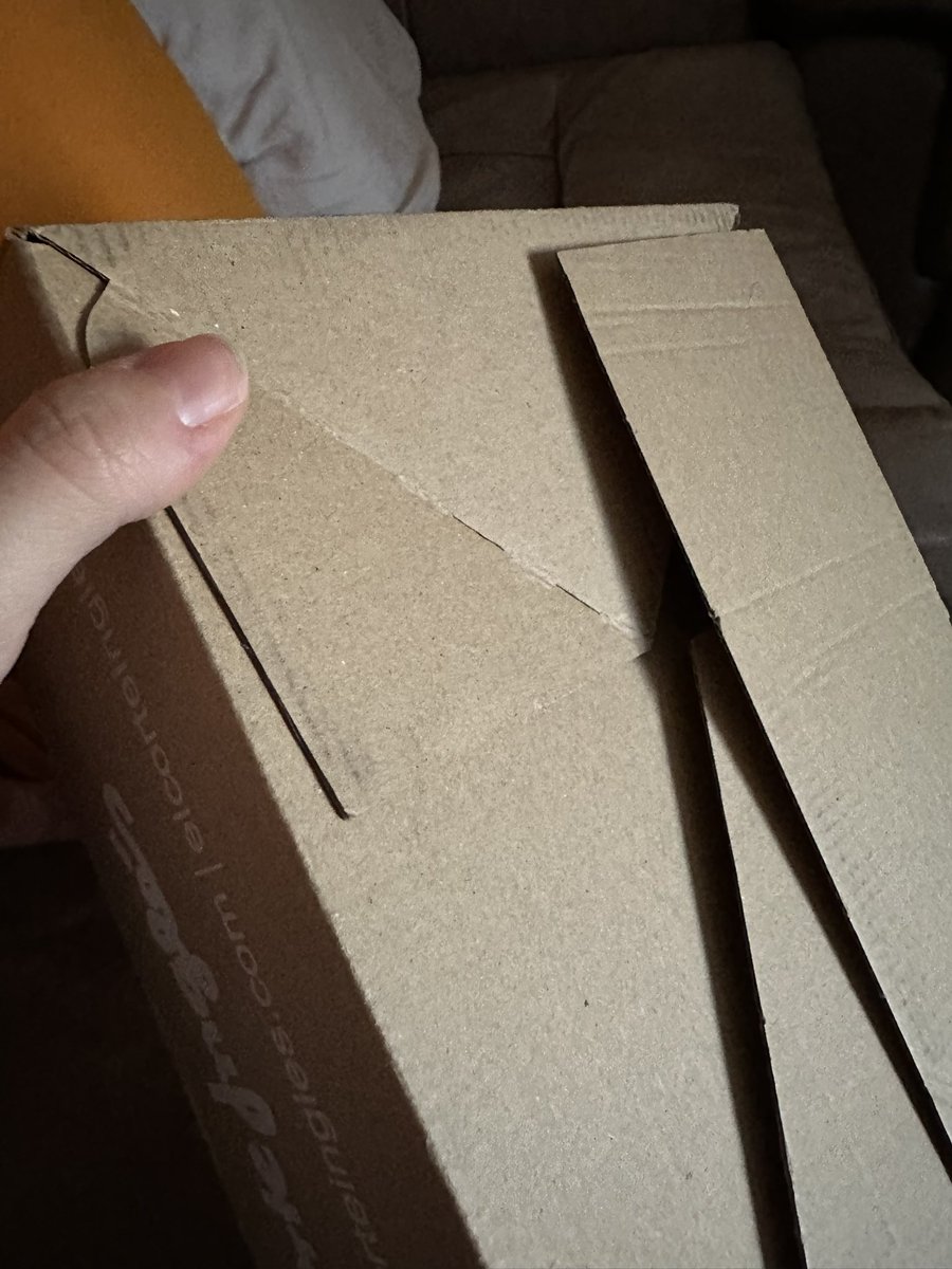 silvi986's tweet photo. @elcorteingles @elcorteinglesac una vergüenza de servicio de entrega a domicilio con @GLS_Spain acabo de recibir un paquete y estaba prácticamente abierto , ¿ qué pasa que si les gusta el contenido se lo quedan ? Esto es una VERGÜENZA ! #GLSNOTENEISVERGUENZA #Elcorteingles https://t.co/tJWfPa6hu8