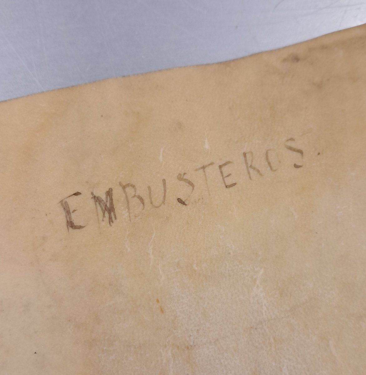 Quan al vers d'un pergamí de 1330 trobes aquesta inscripció i et muntes tremenda pel·lícula.