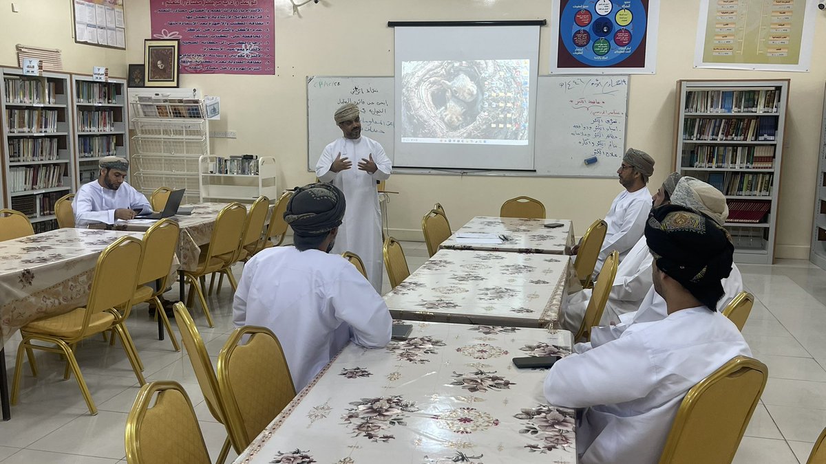 في إطار خطة الانماء المهني للمادة الدراسات الاجتماعية نفذ الاستاذ عبد العزيز الشكيلي مشرف مادة الجغرافيا ورقة عمل بعنوان الخرائط الكنتورية 
حضر ورقة العمل الاستاذ أحمد الرمحي مشرف التاريخ ومعلمي المادة.