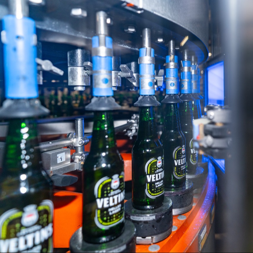 KronesAG's tweet photo. When it comes to decorating containers with cold glue and cut paper labels, the #Ergomatic system has been setting the benchmark for many years now.🔖🏅The machine has been designed as a rotary machine and is equipped with a precisely operating labelling station.💥 https://t.co/wBJHgA7Oup