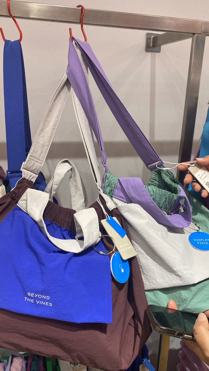 ada BTV dumpling bag jugaaa lucu banget kan warna nyaaa, mau warna apa aja tinggal dm ya atau kl mau tipe lain jg boleeeh. #zonauang #zonajajan #zonabu beyond the vines tas singapur