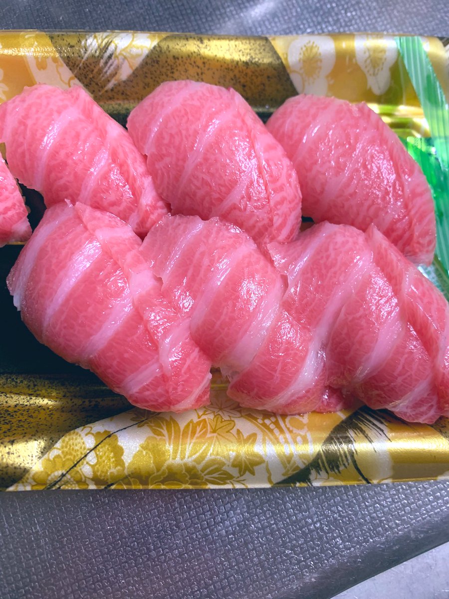 Akitakeshu2's tweet photo. ふるるん帰宅！
11時間ぶっ通しでマグロ売ってきたらしいw
本マグロの大トロ握り🍣をお土産でくれた٩( ᐖ )و
が、私は今から髪切りに行きますあとでたべよう🍣 https://t.co/zVbVO7OY6c