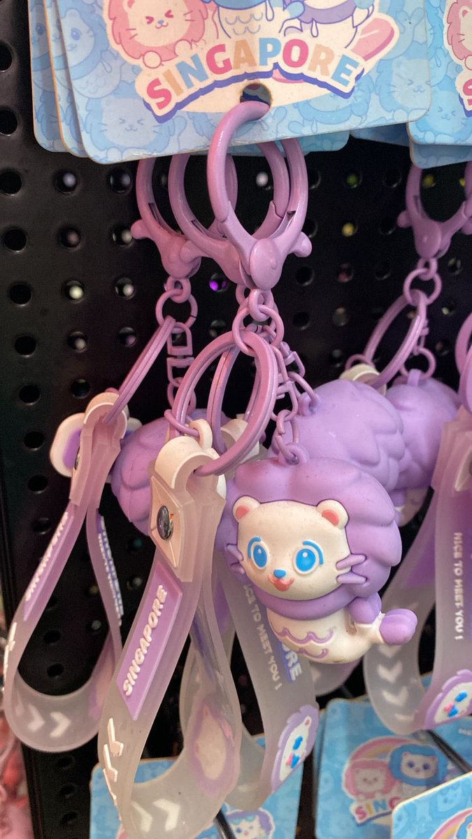 ini dari singapur juga ada yaa, gantungan2 gemas nyaa #zonabu #zonauang #zonajajan