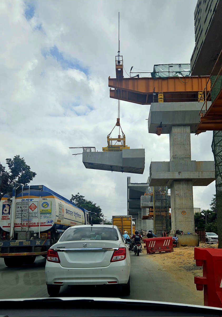 sanjay_kumar_p's tweet photo. Do we trust #nammametro toomuch here.
#bengalure is no doubt a thriving city.

All of us are #everydayheroes ✌️😅 https://t.co/g0qkzlcjtS