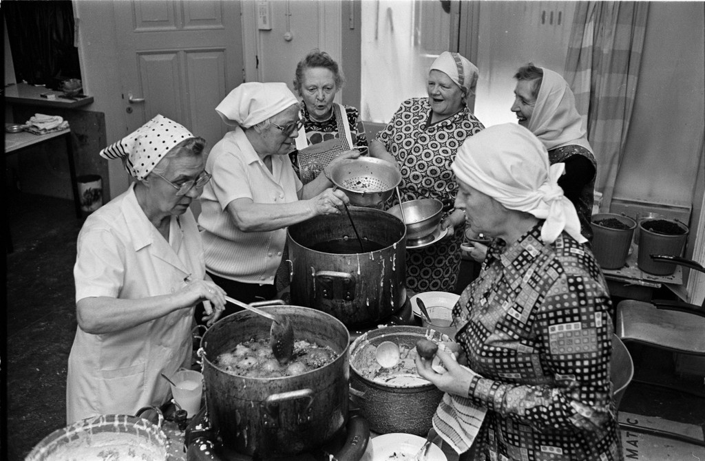 Op 30 december 1976 werden er maar liefst 3000 oliebollen gebakken door de UVV-sters in het UVV-dienstencentrum aan de Sonsbeeksingel in #Arnhem. (Bron:1544-28-0001, Gerth van Rhoden, CC-BY-NC-ND-4.0 licentie)