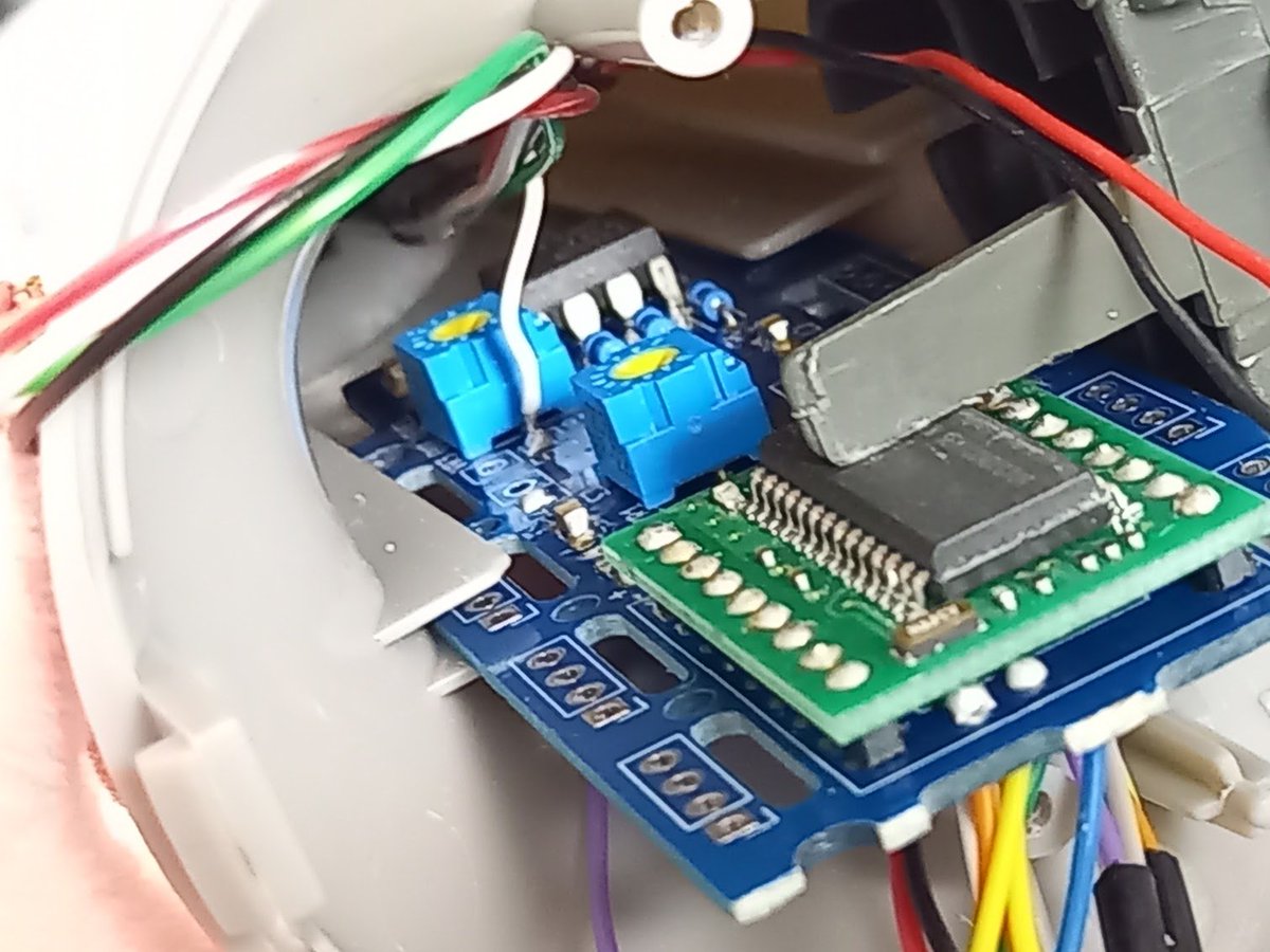 hide63414's tweet photo. デジタルリバーブ FV-1内蔵バーコーダー
カバーにPOTを取り付けてFV-1基板と接続、
バーコーダー基板も接続したら、
グリップ内のレールにFV-1基板を入れて、
カバーを閉じて、できあがり。
#Barcoder https://t.co/QzQGLyGdVE