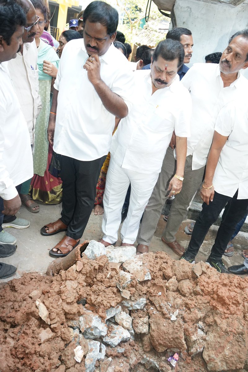 31,32వ వార్డులో త్రాగు నీటి సమస్య కారణంగా ప్రజలు డయేరియా భారిన పడిన వారితో కలిసి మాటాడం జరిగింద.  ఎందుకు నీరు కలుషితం అయ్యిందని అధికారులను అడిగి తెలుసుకోవడం జరిగింది .తదుపరి గ్రామస్థులతో మాట్లాడి వార్డు సమస్యలు తెలుసుకుని భవిష్యత్తులో ఇటువంటి సమస్యలు పునరావృతం కాకుండా అధికారులను