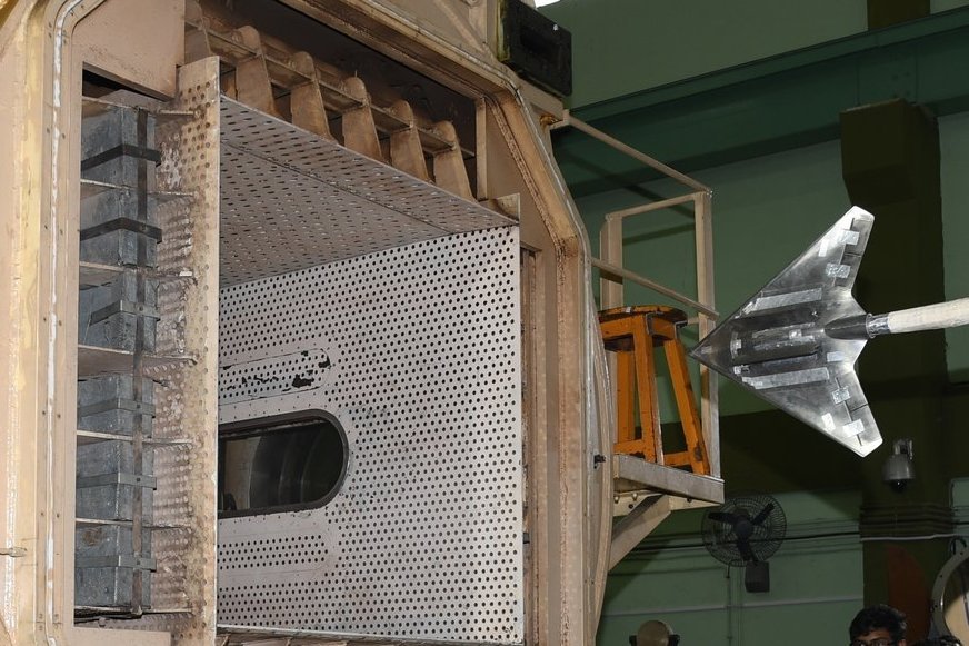Ray70409890's tweet image. Ghatak ucav scale model undergoing tests at the 1.2 M Trisonic wind tunnel at NAL.