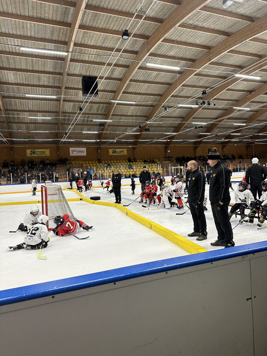 Grym dag i hemmaborgen i Kumla igår. 16 U8 lag där bland annan <a href="/Gricksson/">Gricksson</a> och Västerås var på besök. Heldag med matcher och glädje. Hockey när den är som bäst!