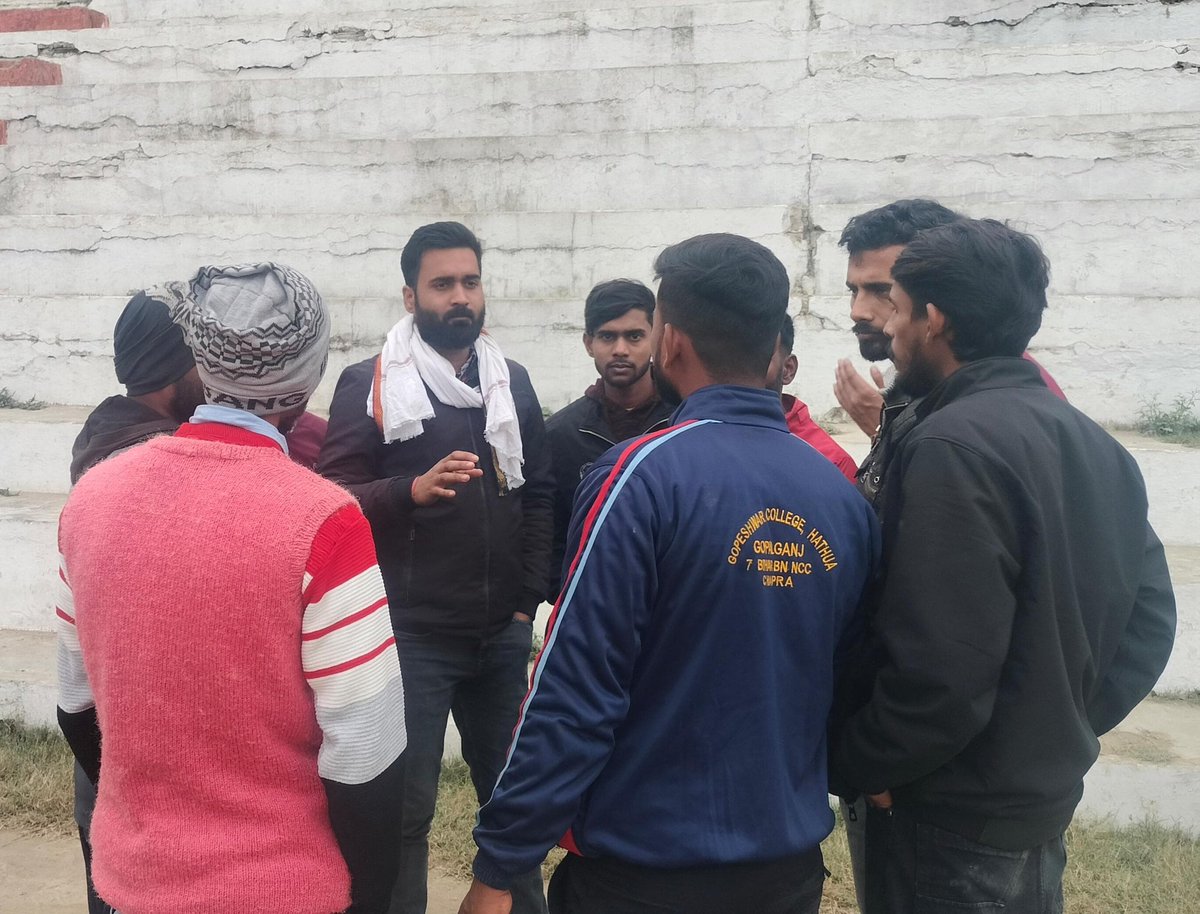 chhotus59735191's tweet photo. चौथा दिन बिहार में 

जिला गोपालगंज में अपने पेंडिंग भर्ती वाले साथियों से मुलाकात हुआ और अगले रणनीति पर विशेष चर्चा किया गया।

🛑 लहरों से डरकर नौका पार नहीं होती कोशिश करने वालों की कभी हर नहीं होती।

#PendingSenaBharti https://t.co/YNIyrLkem9