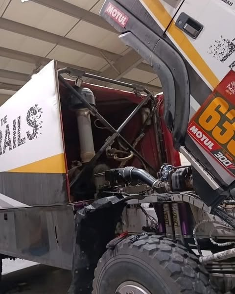 CompetitionSta's tweet photo. Embrayage, culasses, pistons, les travaux avancent bien sur le Volvo FMX...DKR25...
#dakar2025 #rallyeraid #wearerallydrivers #raid #dakar #worldchampionships #w2rc #fia #assistance #btrracing #stacompetition #ZahidTractor #saudiarabia #saudiaairlines https://t.co/12FyNfpPVu