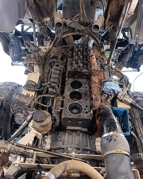 CompetitionSta's tweet photo. Embrayage, culasses, pistons, les travaux avancent bien sur le Volvo FMX...DKR25...
#dakar2025 #rallyeraid #wearerallydrivers #raid #dakar #worldchampionships #w2rc #fia #assistance #btrracing #stacompetition #ZahidTractor #saudiarabia #saudiaairlines https://t.co/12FyNfpPVu