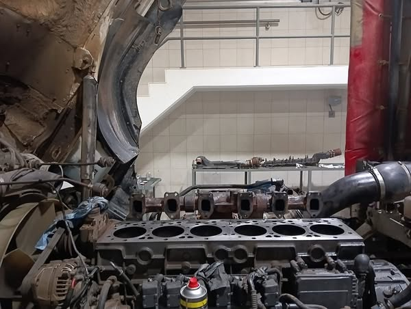 CompetitionSta's tweet photo. Embrayage, culasses, pistons, les travaux avancent bien sur le Volvo FMX...DKR25...
#dakar2025 #rallyeraid #wearerallydrivers #raid #dakar #worldchampionships #w2rc #fia #assistance #btrracing #stacompetition #ZahidTractor #saudiarabia #saudiaairlines https://t.co/12FyNfpPVu