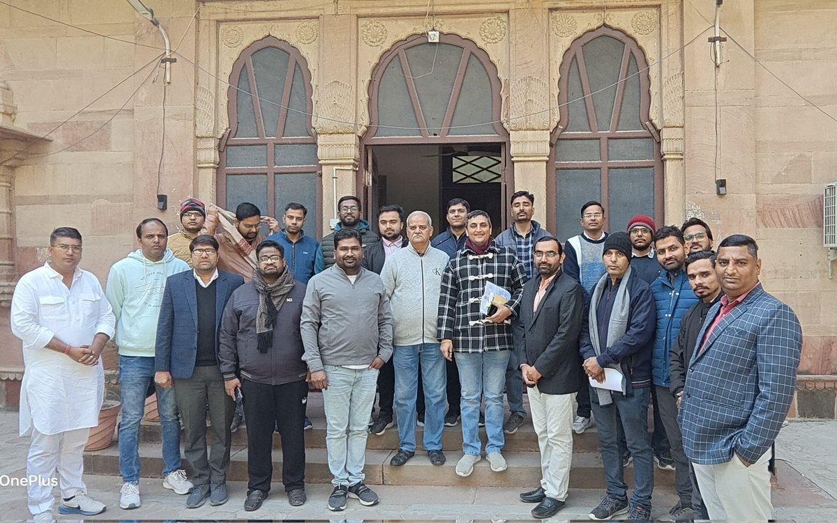 me_moharsingh's tweet photo. शिक्षक संघ @RESTARajasthan की ओर से माध्यमिक शिक्षा निदेशालय के अतिरिक्त निदेशक RAS रणजीत सिंह गोदारा जी को @BhajanlalBjp @madandilawar @DrKirodilalBJP जी ने नाम ज्ञापन सौंपकर कंप्यूटर अनुदेशकों के केडर संशोधन व वेतन विसंगति की मांग को मजबूती से रखा। 
@rajeduofficial 
@RajCMO https://t.co/2Ppy1zueu0