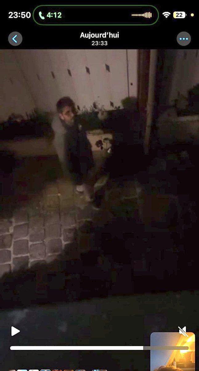 J’en ai assez…

Un ami qui vient d’emménager dans son appartement dans le 3ᵉ arrondissement de Paris s’est fait suivre hier soir, aux alentours de minuit, par un homme.

Même scénario que ce que j’ai vécu : il s’est précipité dans le hall d’entrée, lui a couru après.