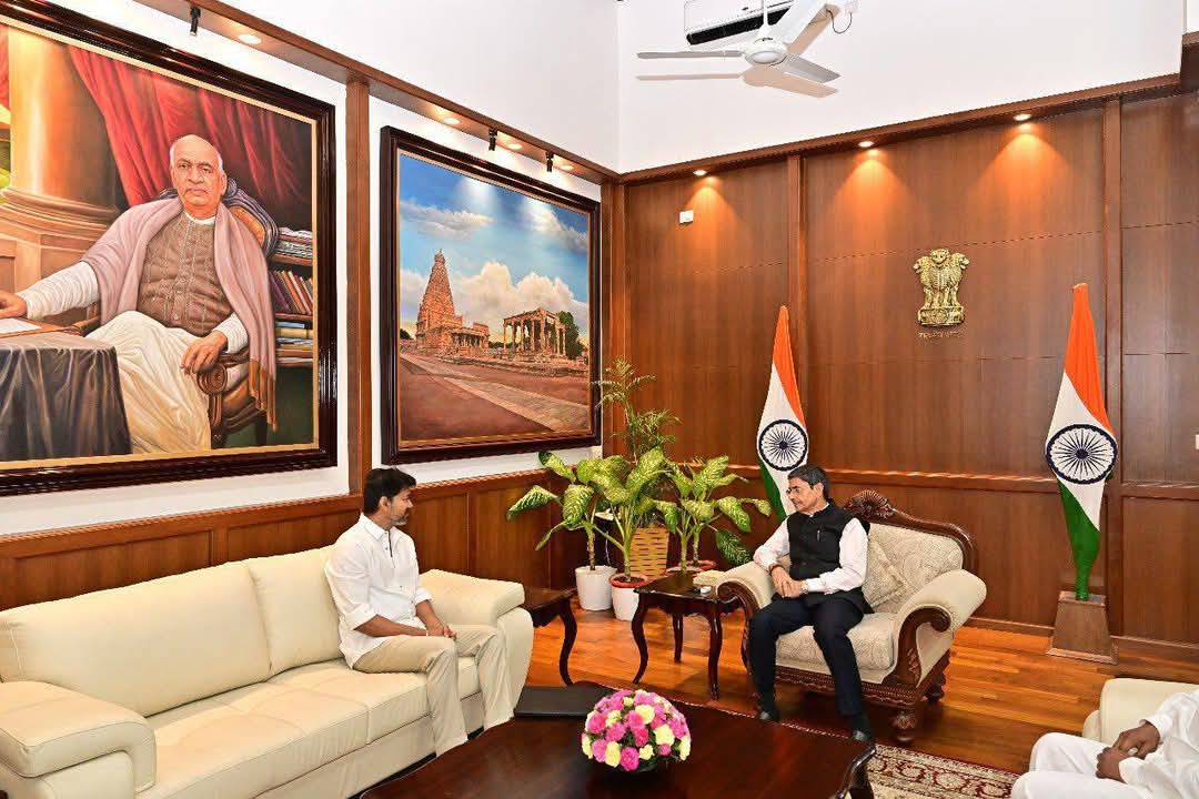 TvmiTnr's tweet photo. தமிழக ஆளுநருடன் நமது தமிழக வெற்றிக் கழகத்தின் தலைவர் அண்ணன் தளபதி விஜய் அவர்கள்.
#TVKVijay #tvktnrsquard #tvktnritwing #தமிழகவெற்றிக்கழகம் #captianvijayakanth #Nirbhaya #தளபதிவிஜய் #squadgoals #திருநின்றவூர் #ThalaivarVijay https://t.co/AbtDMLFHwf