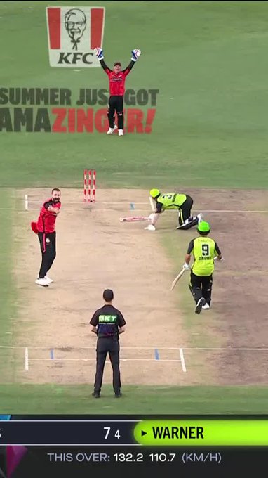 David Warner is pretty happy with this review 😂 📹 Credits: Twitter/BBL