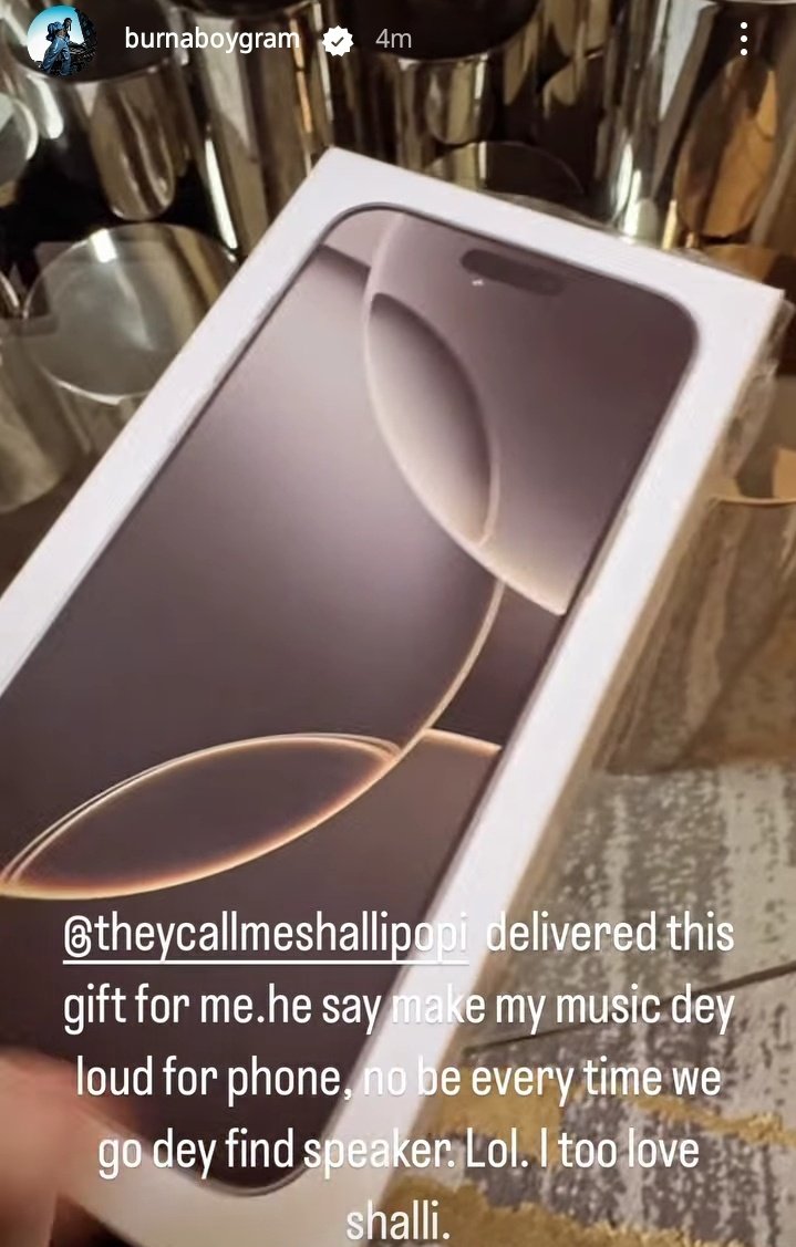 BENNY7GG's tweet image. SHALLIPOPI GIFTED BURNA BOY A BRAND NEW IPHONE 16 PRO MAX YESTERDAY.