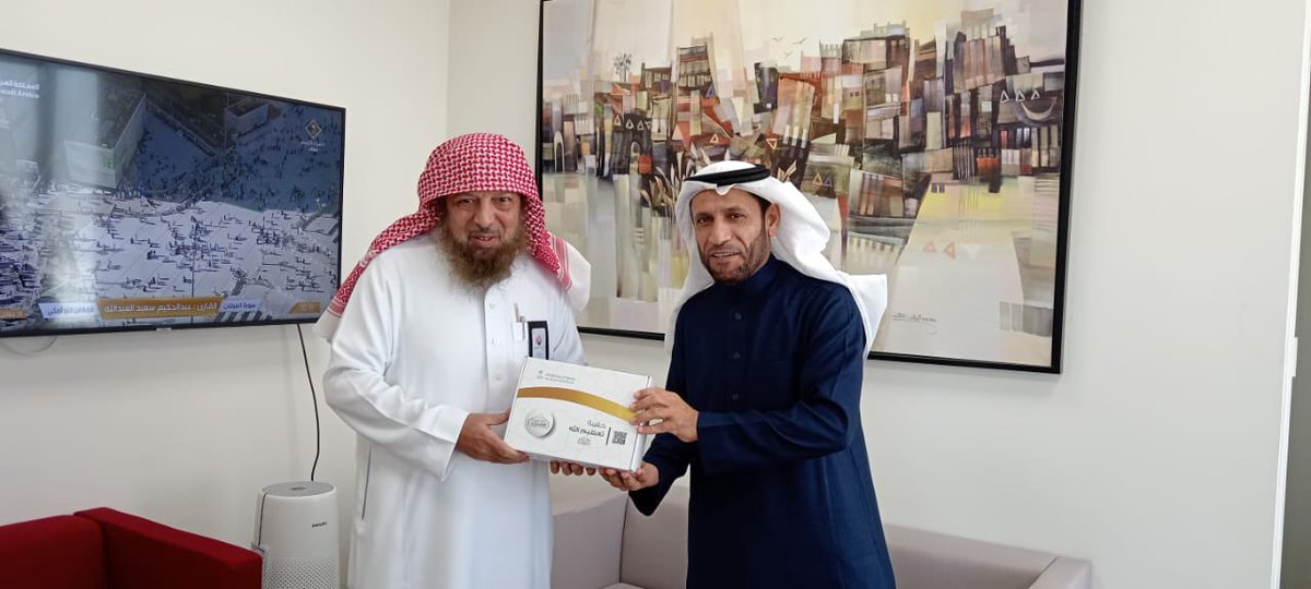 NaseemDaawa's tweet photo. " نسيم الرياض في زيارة لبنك البلاد"
 
قام مدير جمعية الدعوة والإرشاد بالنسيم الدكتور فهد بن عبدالله التويجري برفقة الداعية الفلبيني عيسى ريال بزيارة لبنك البلاد يوم الأحد 28 جمادى الآخرة 1446هـ ، حيث كان في استقبالهم مدير مراجعة الأعمال والمخاطر والائتمان في البنك الأستاذ/ أحمد الشمري.
وتم في الزيارة الاطلاع على ما يقوم به البنك وما يقدمه لخدمة المجتمع، حيث تم اللقاء بالدكتور/ عبدالله الفهيد  رئيس قطاع المراجعة الداخلية بالبنك، واللقاء بالأستاذ/ محمد الزومان رئيس قطاع الهيئة الشرعية، والأستاذ/ ماجد المالكي مدير علاقة الحسابات الحكومية والجمعيات الخيرية.
وفي الزيارة قام داعية الجمعية/ عيسى ريال بالتعريف بالإسلام لأحد العاملين في البنك من الجنسية الفلبينية، على إثر ذلك تم تلقينه الشهادتين وإعلان دخوله في الإسلام.
وفي تصري�� له أفاد التويجري أن هذه الزيارة تأتي ضمن جهود الشراكة بين القطاع غير الربحي والقطاع الخاص فيما يحقق النفع والتنمية في المجتمع، كما أعرب عن شكره وتقديره لبنك البلاد وكافة منسوبيه على حفاوة الاستقبال، داعيا إلى زيادة مد جسور التواصل والشراكة وتحقيق النفع المشترك بما يعود بالنفع على المجتمع.

@BankAlbilad