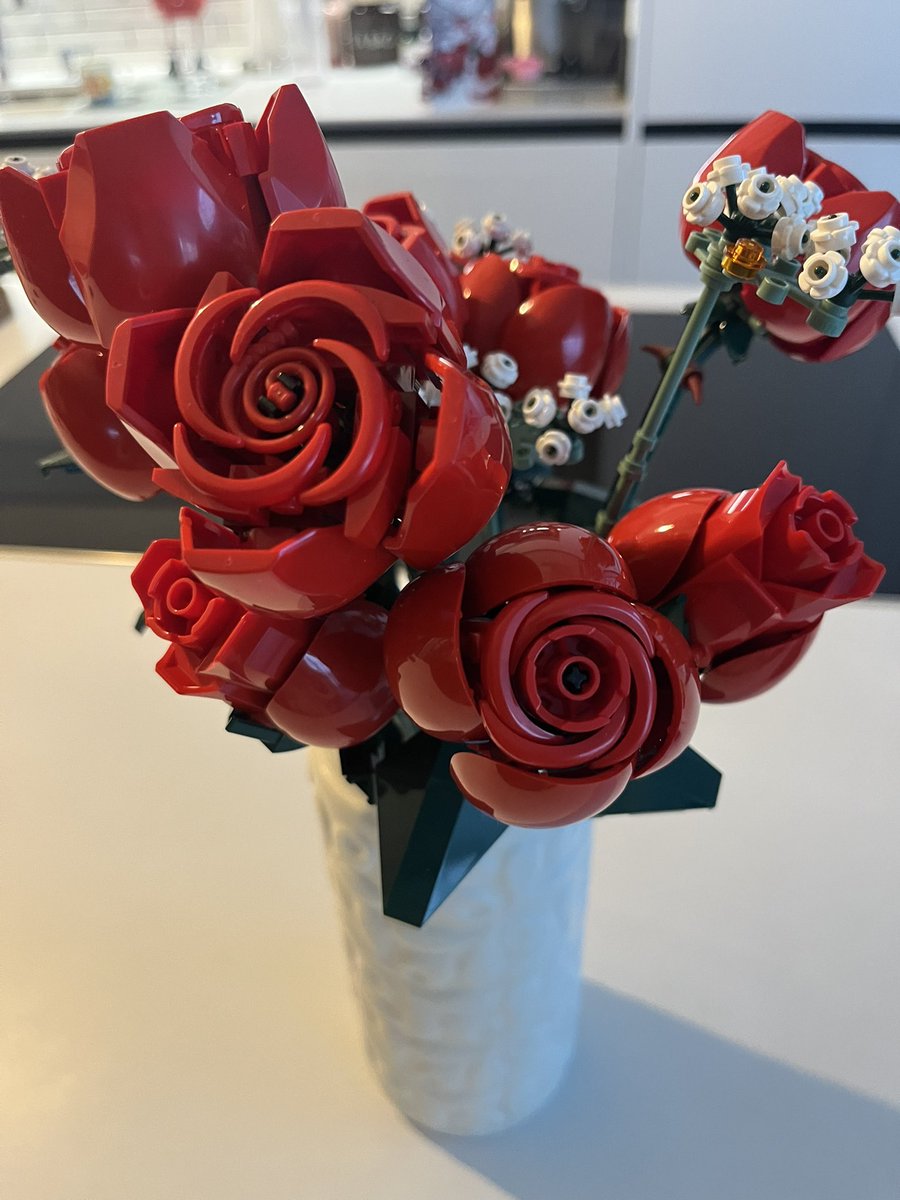 I finally got my beautiful bunch of Lego flowers!! They are wonderful! A present from my little one and with some 800 pieces, patiently put together by my husband!!