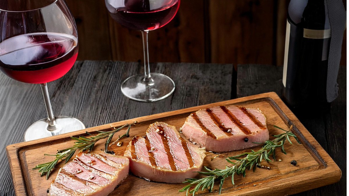 comerbeber's tweet photo. ¿Vino tinto con pescado? ¡Claro que sí! Prueba un Rioja con rodaballo a la parrilla o un Valpolicella ligero con atún. Equilibra textura y sabor, y cambia las reglas. 

https://t.co/c2zCHoOElf

#MaridajePerfecto #VinoYPescado #Experimenta  #ViernesDeVinos #CopaResponsable https://t.co/wVgIQwDqJg