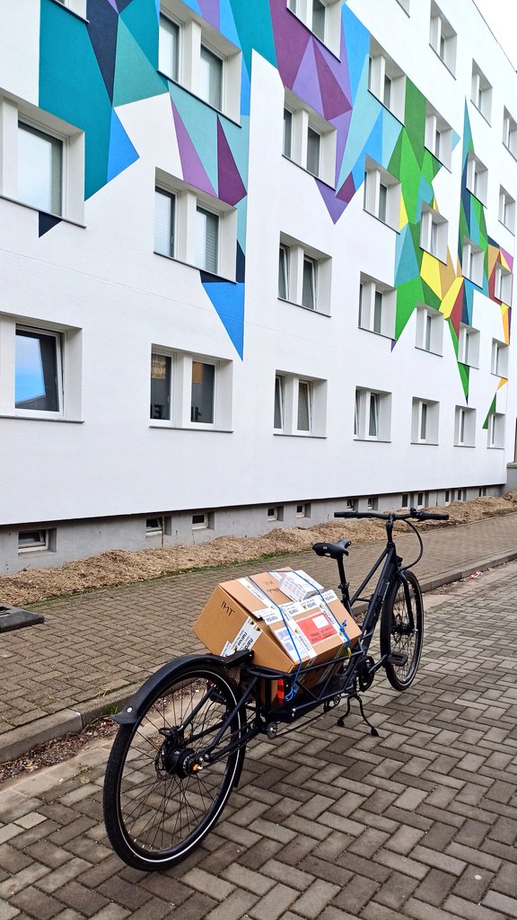 Wenn man bei den Maßen etwas schlief,
steht das Paket auf dem #Lastenrad schon mal etwas schief.
