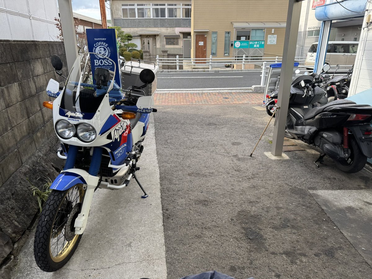 AfricaTwin92's tweet photo. #アフリカツイン #AfricaTwin #XRV750 #RD04
#佐世保
スマホホルダー充電配線とドライブレコーダーその他仕上げは店に任せる。
今年中に終わらせたかったが来年完成の予定。 https://t.co/a6M6n2SDCC