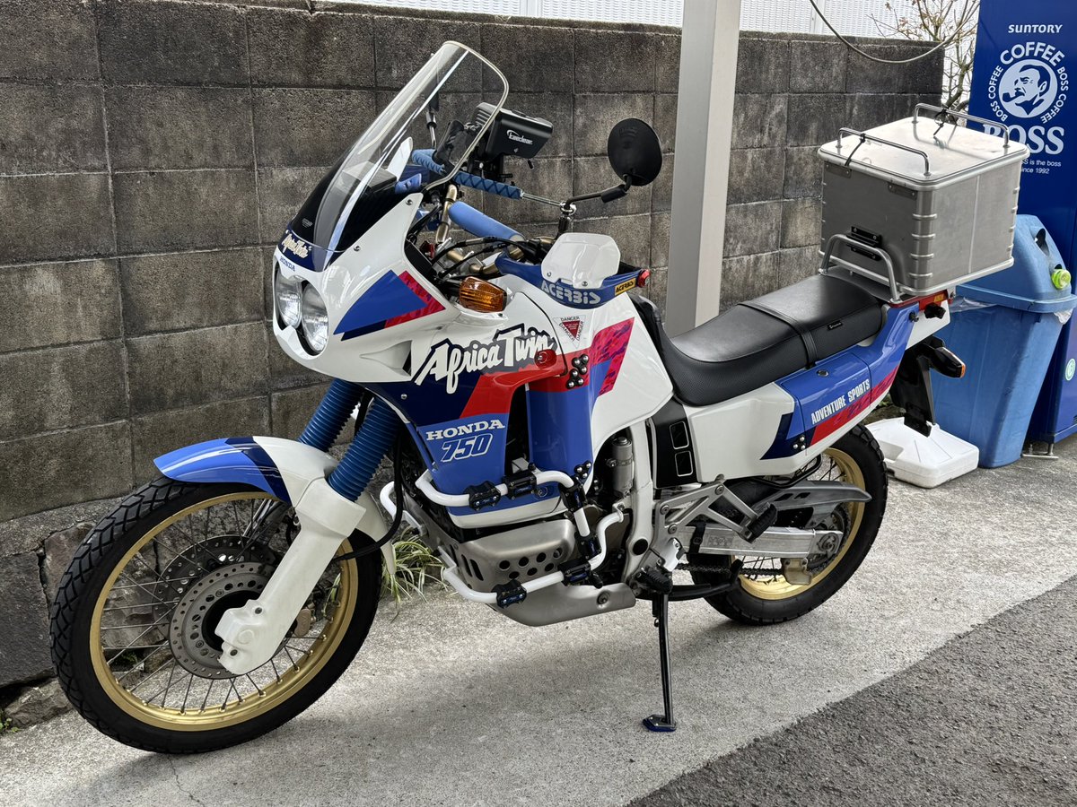 AfricaTwin92's tweet photo. #アフリカツイン #AfricaTwin #XRV750 #RD04
#佐世保
スマホホルダー充電配線とドライブレコーダーその他仕上げは店に任せる。
今年中に終わらせたかったが来年完成の予定。 https://t.co/a6M6n2SDCC