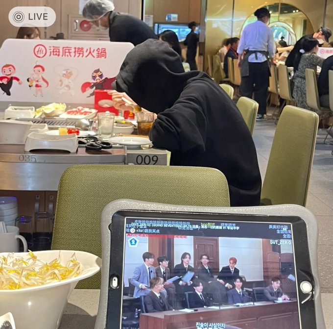 "하이디라오 옆테이블에서 혼밥하는 샤오쥔을 고잉세븐틴 보다가 촬영한 짤"