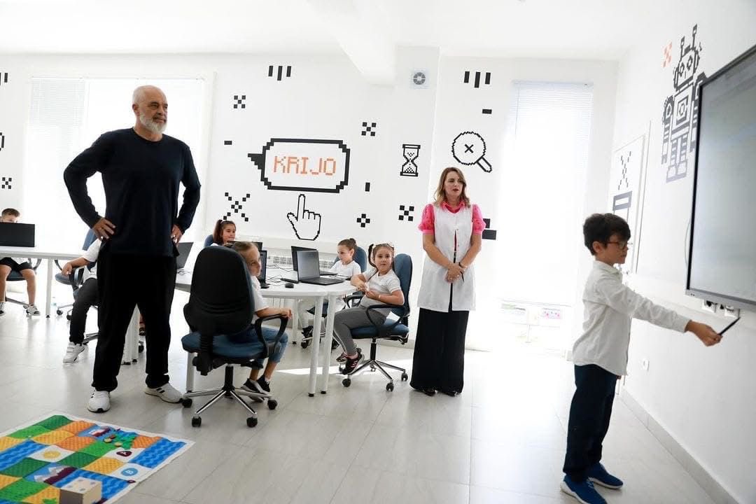 KM @ediramal në konferencën e fundvitit: Në 2024 kemi përfunduar jetësimin e 216 laboratorëve smart në 200 shkolla të vendit, ku qysh nga klasa e parë nxënësit tanë fillojnë e hyjnë në botën e teknologjisë me kurrikulat dhe me metodat më të përparuara. #Shqipëriadigjitale