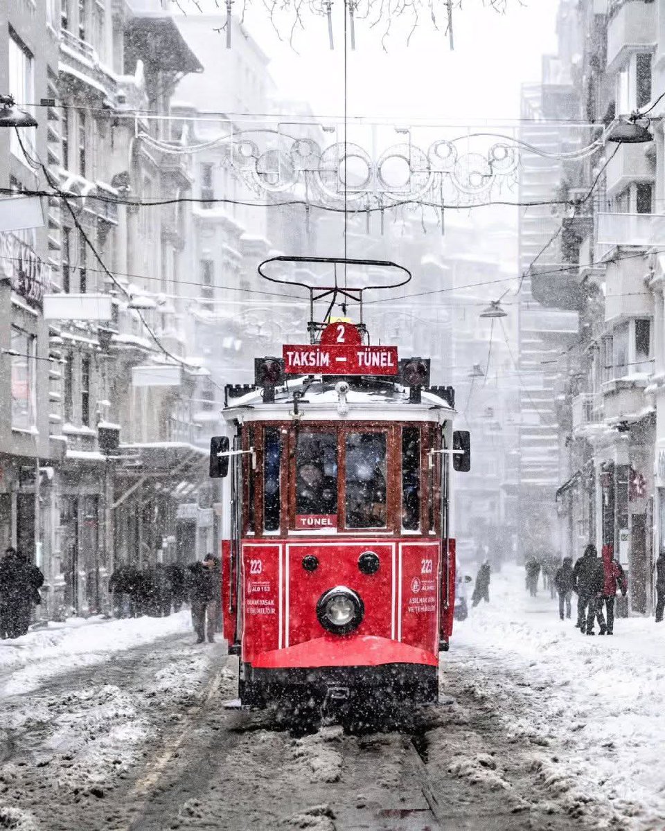Karlı bir günde İstiklal Caddesi