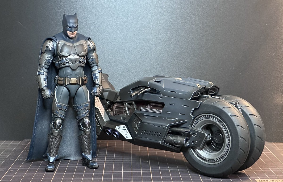 K2Works1's tweet image. 1:12 THE FLASH / BATMAN

付属のケープは少し生地に厚みがあるので
綺麗に収めるには少し加工が必要ですね。

同シリーズのバットサイクルと✨
プラモデルとは思えない素晴らしいキットでした👍

#创世模王 #MODOKING #MAFEX
#BATMAN #THEFLASH