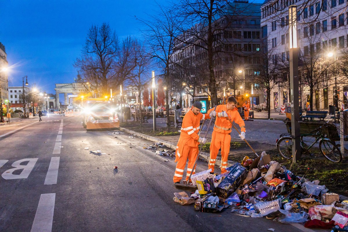 BSR_de's tweet photo. Während ihr euch in die Federn schmeißt🛌, noch einen Absacker nehmt🍸oder die fünfte Runde mit der Ringbahn dreht 🚃, sind wir schon für euch im Einsatz💪. Wir wünschen ein sauberes neues Jahr! #Neujahr #Silvester #Neujahrsreinigung #BSR #TeamOrange #Berlin https://t.co/rTAUAG7ZIK