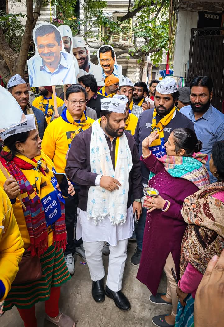 KuldeepKumarAAP's tweet image. आज न्यू कोंडली में जनसंपर्क कार्यक्रम के दौरान क्षेत्रवासियों से मुलाकात की उनसे आगामी विधानसभा चुनाव के लिए केजरीवाल जी को वोट देने की अपील की क्षेत्रवासियों ने भी आशीर्वाद स्वरूप आश्वासन दिया कि जीत हमारी ही होने जा रही है।
#aapkakuldeepkumar
#kondlikakuldeep
#mlakuldeepkumar…