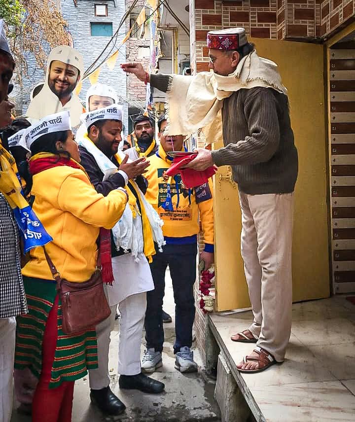 KuldeepKumarAAP's tweet image. आज न्यू कोंडली में जनसंपर्क कार्यक्रम के दौरान क्षेत्रवासियों से मुलाकात की उनसे आगामी विधानसभा चुनाव के लिए केजरीवाल जी को वोट देने की अपील की क्षेत्रवासियों ने भी आशीर्वाद स्वरूप आश्वासन दिया कि जीत हमारी ही होने जा रही है।
#aapkakuldeepkumar
#kondlikakuldeep
#mlakuldeepkumar…