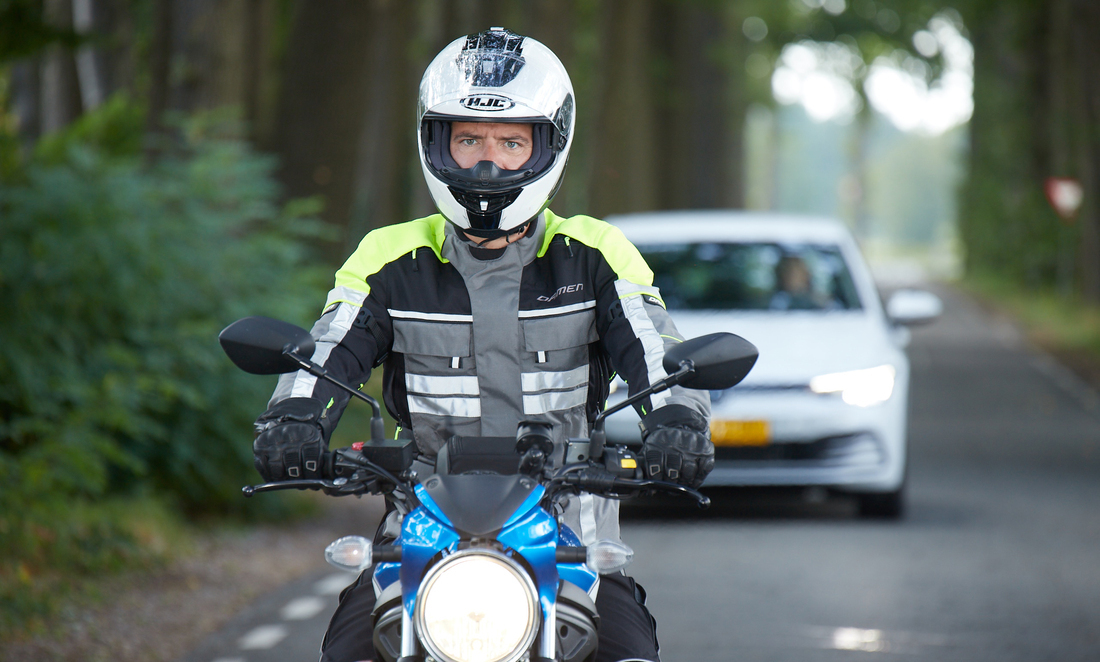 Vanaf 1 januari 2025 zijn sneakers niet toegestaan bij het motorexamen. 

Lees hier het hele nieuwsberichtt. 👉 cbr.nl/nieuws/motorkl… 

#cbrnl #nieuws #motorexamen #kledingeisen
