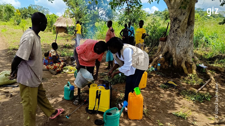 57 agricultural advisors in Magwi town learned all about organic pest control methods, e.g. using neem leaves &amp; treating fall army worm infestations with sugar. 🐛 🌱 The training was conducted by the GIZ-project CDRD through the support of its partner <a href="/Acted/">Acted</a>.

#FoodSecurity